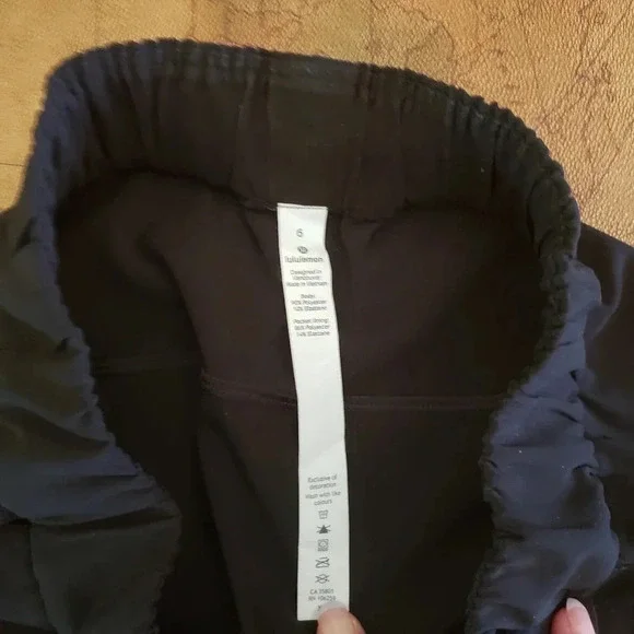 LULULEMON  On The Fly Skirt, black, size 6 - Picture 5 of 6